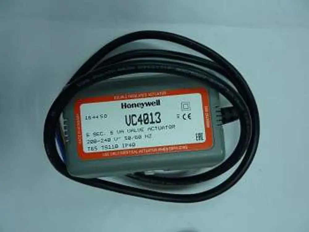 Steuermotor für Umschaltventil von Honeywell mit Anschlusskabel und Typenschild. Das Gerät wird zur Regelung in Heizungs- und Klimatechnik eingesetzt.